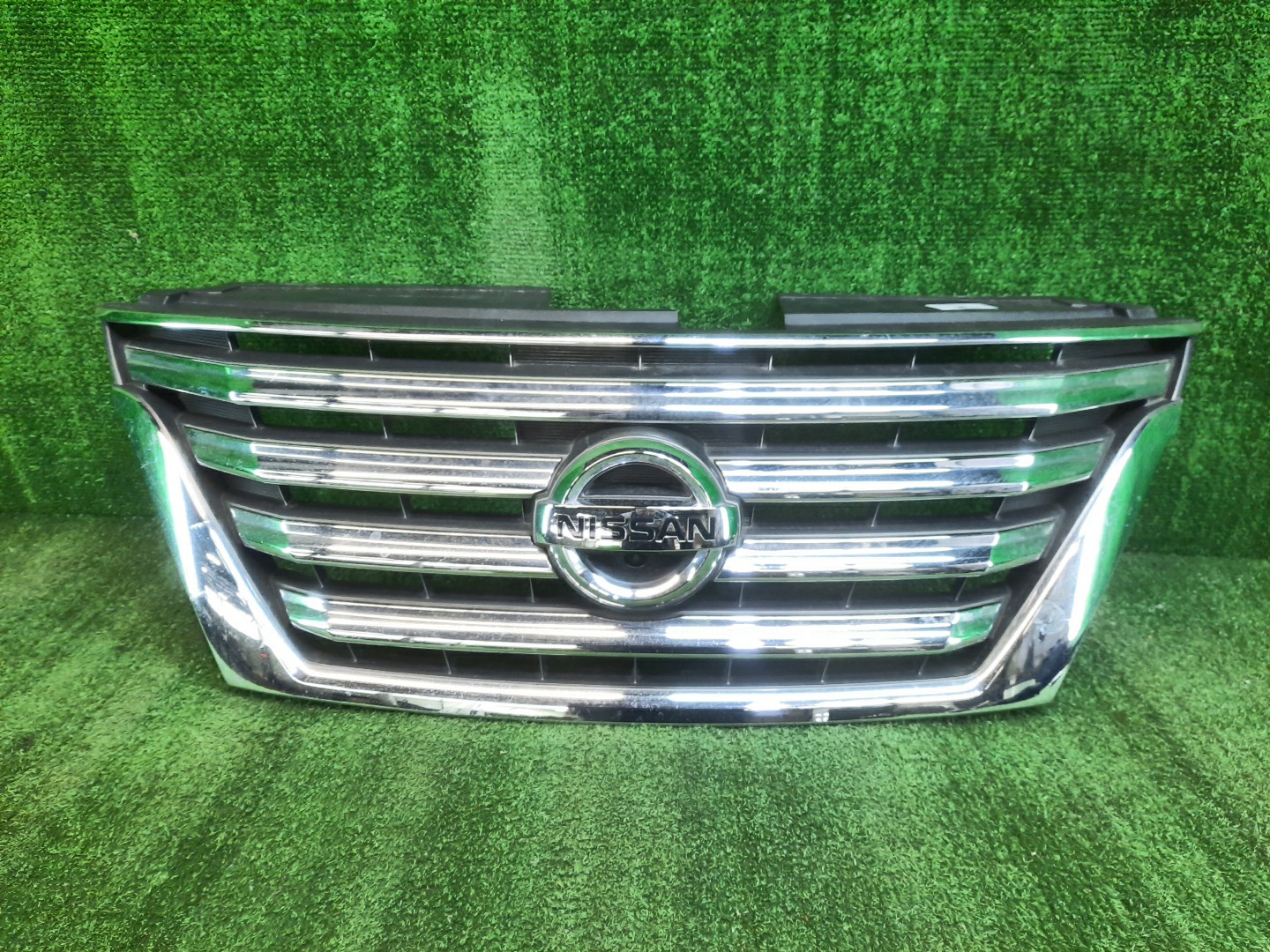 Решетка радиатора NISSAN SERENA C26 62310-3GS0A 1 ракурс Решетка радиатора NISSAN SERENA C26 62310-3GS0A 1 ракурс