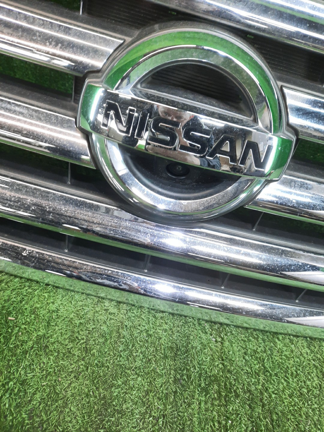 Решетка радиатора NISSAN SERENA C26 62310-3GS0A 2 ракурс Решетка радиатора NISSAN SERENA C26 62310-3GS0A 2 ракурс