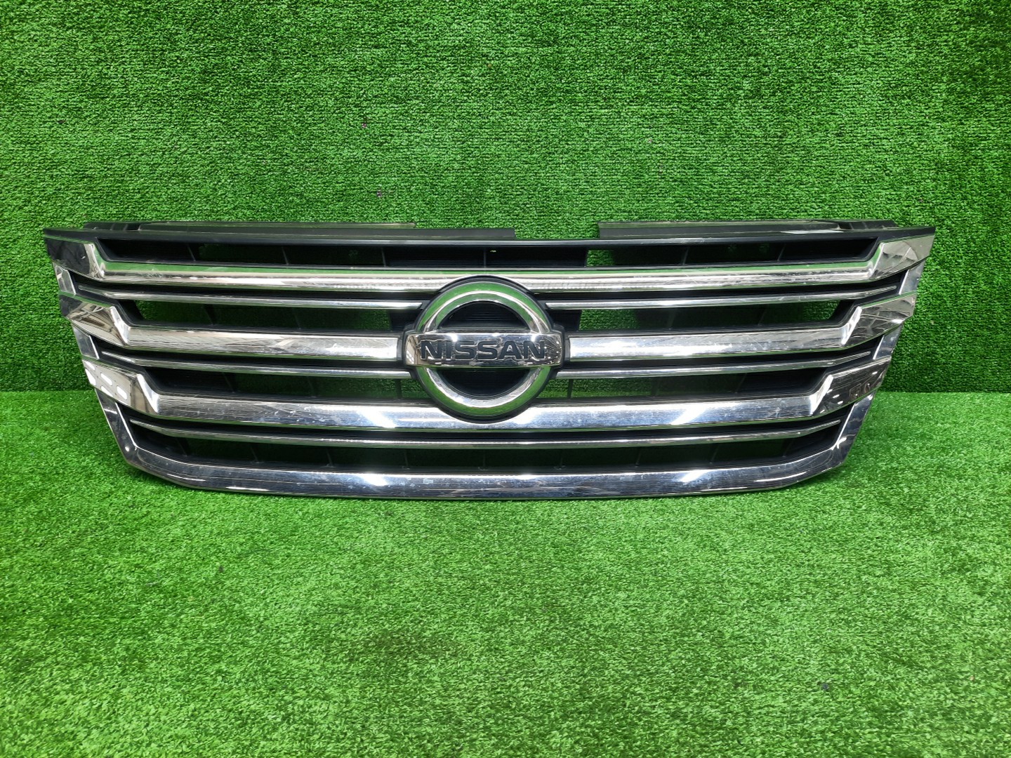 Решетка радиатора NISSAN SERENA C26 62310-3JY0A 1 ракурс Решетка радиатора NISSAN SERENA C26 62310-3JY0A 1 ракурс