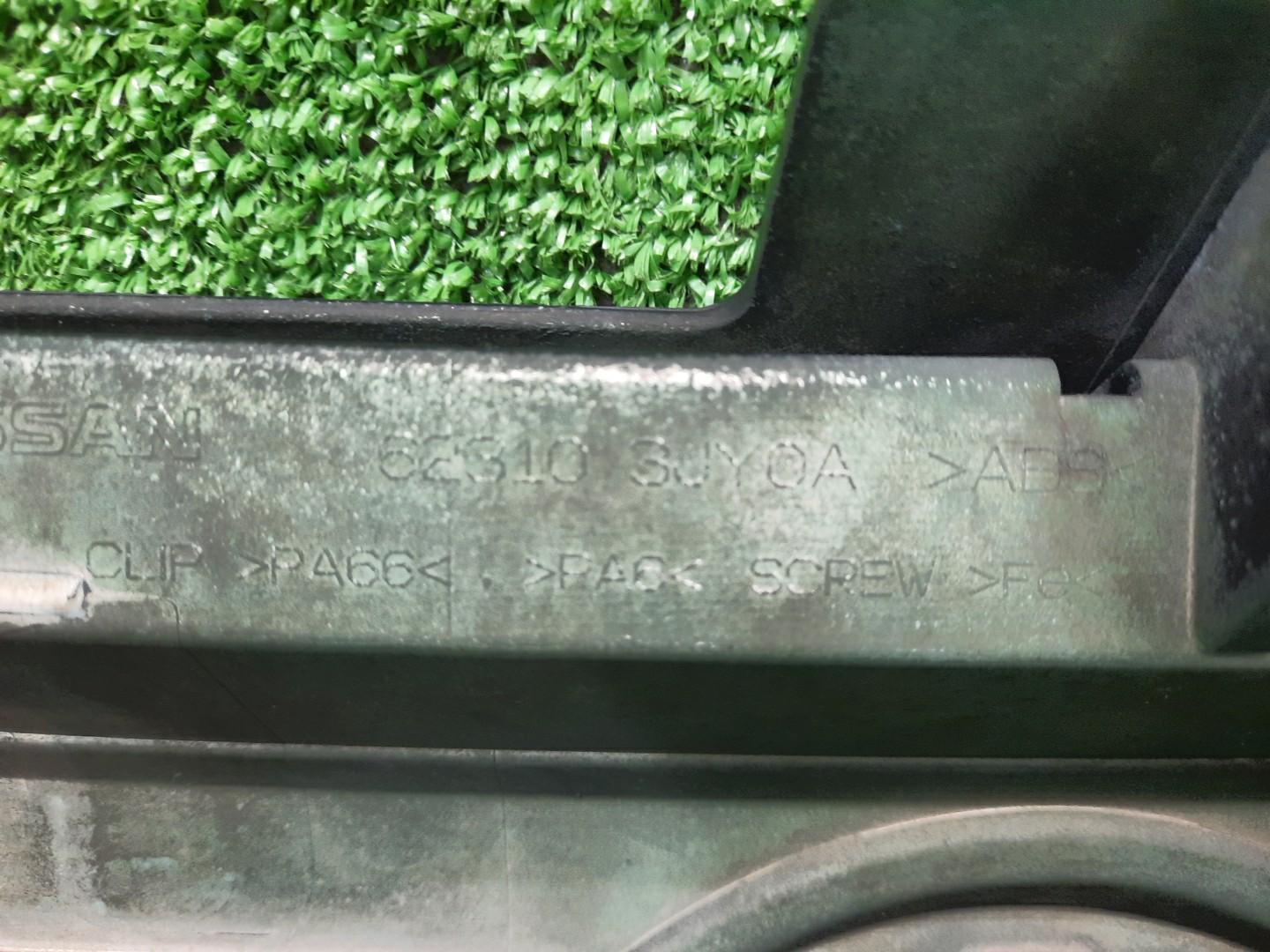 Решетка радиатора NISSAN SERENA C26 62310-3JY0A 3 ракурс