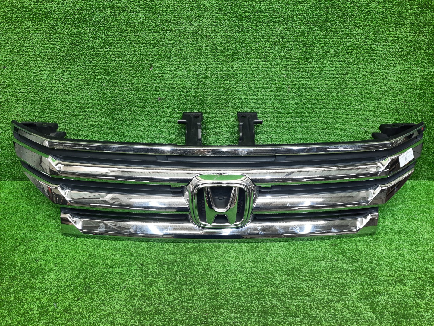 Решетка радиатора HONDA STEPWGN RK2 71123-SZW-N01-M1 1 ракурс Решетка радиатора HONDA STEPWGN RK2 71123-SZW-N01-M1 1 ракурс