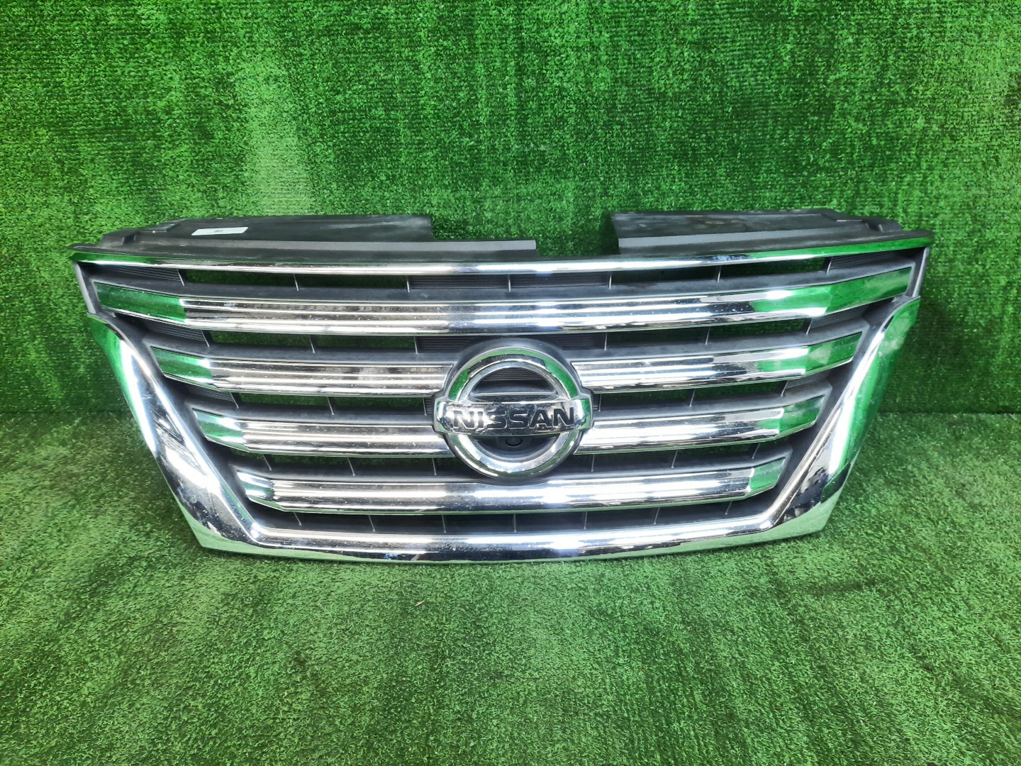 Решетка радиатора NISSAN SERENA C26 62310-3GS0A 1 ракурс Решетка радиатора NISSAN SERENA C26 62310-3GS0A 1 ракурс