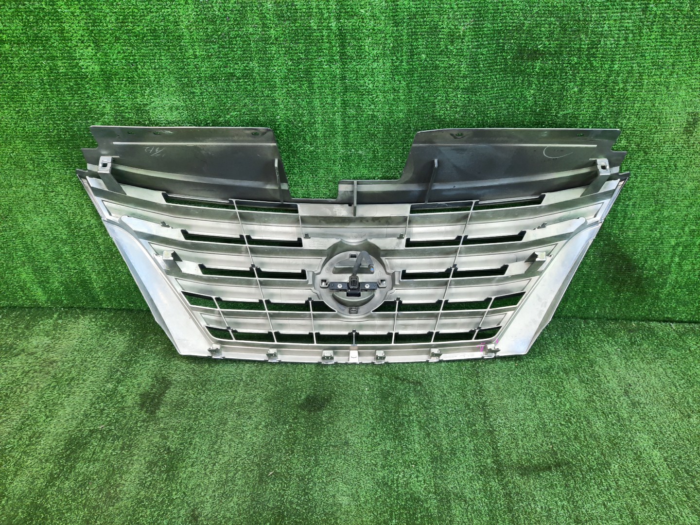 Решетка радиатора NISSAN SERENA C26 62310-3GS0A 2 ракурс Решетка радиатора NISSAN SERENA C26 62310-3GS0A 2 ракурс
