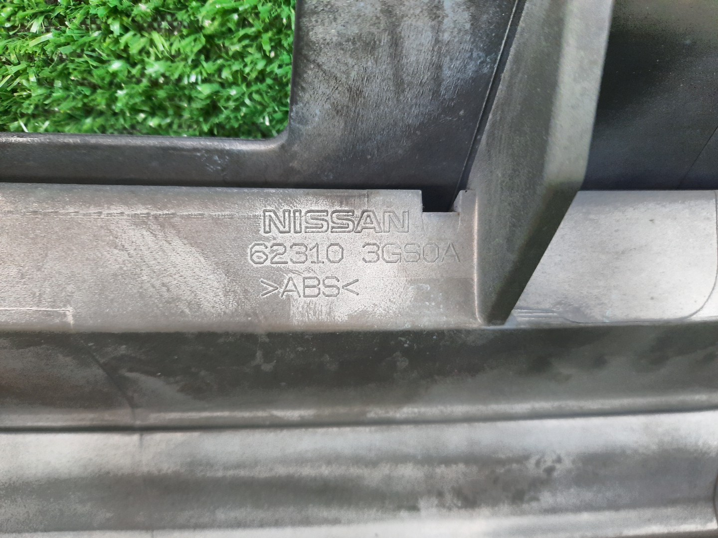 Решетка радиатора NISSAN SERENA C26 62310-3GS0A 3 ракурс Решетка радиатора NISSAN SERENA C26 62310-3GS0A 3 ракурс