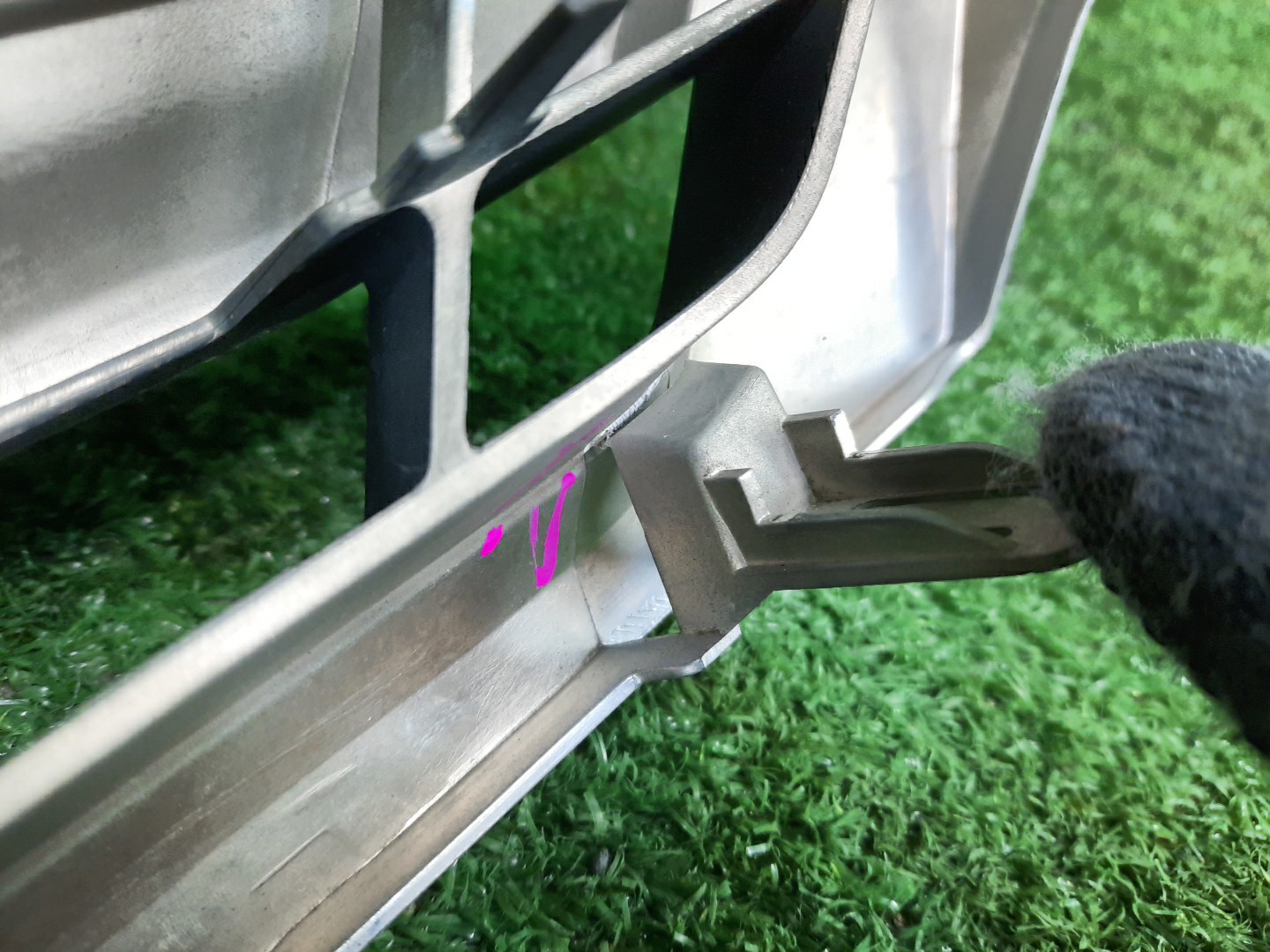 Решетка радиатора NISSAN SERENA C26 62310-3GS0A 4 ракурс Решетка радиатора NISSAN SERENA C26 62310-3GS0A 4 ракурс