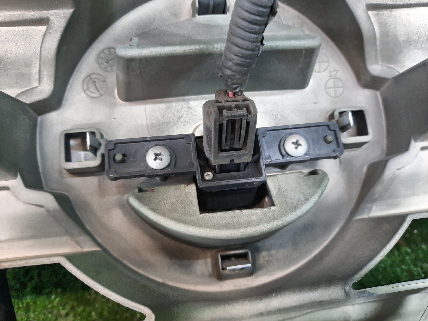 Решетка радиатора NISSAN SERENA C26 62310-3GS0A 5 ракурс Решетка радиатора NISSAN SERENA C26 62310-3GS0A 5 ракурс