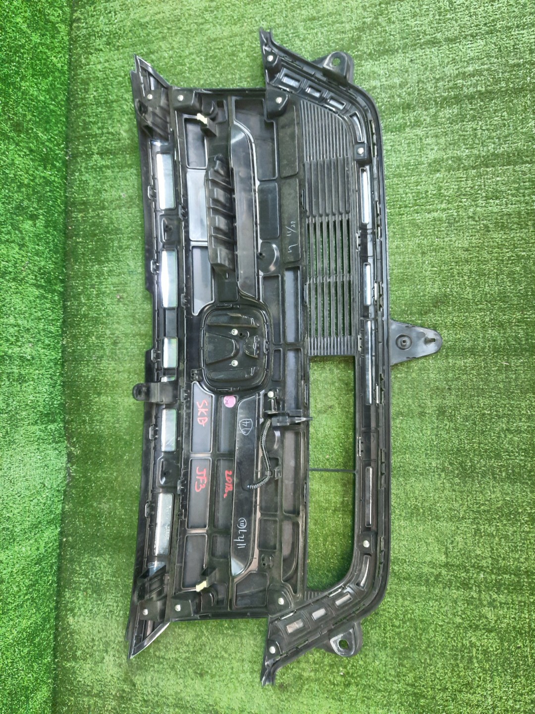 Решетка радиатора HONDA N-BOX JF3 71120-TTA 2 ракурс