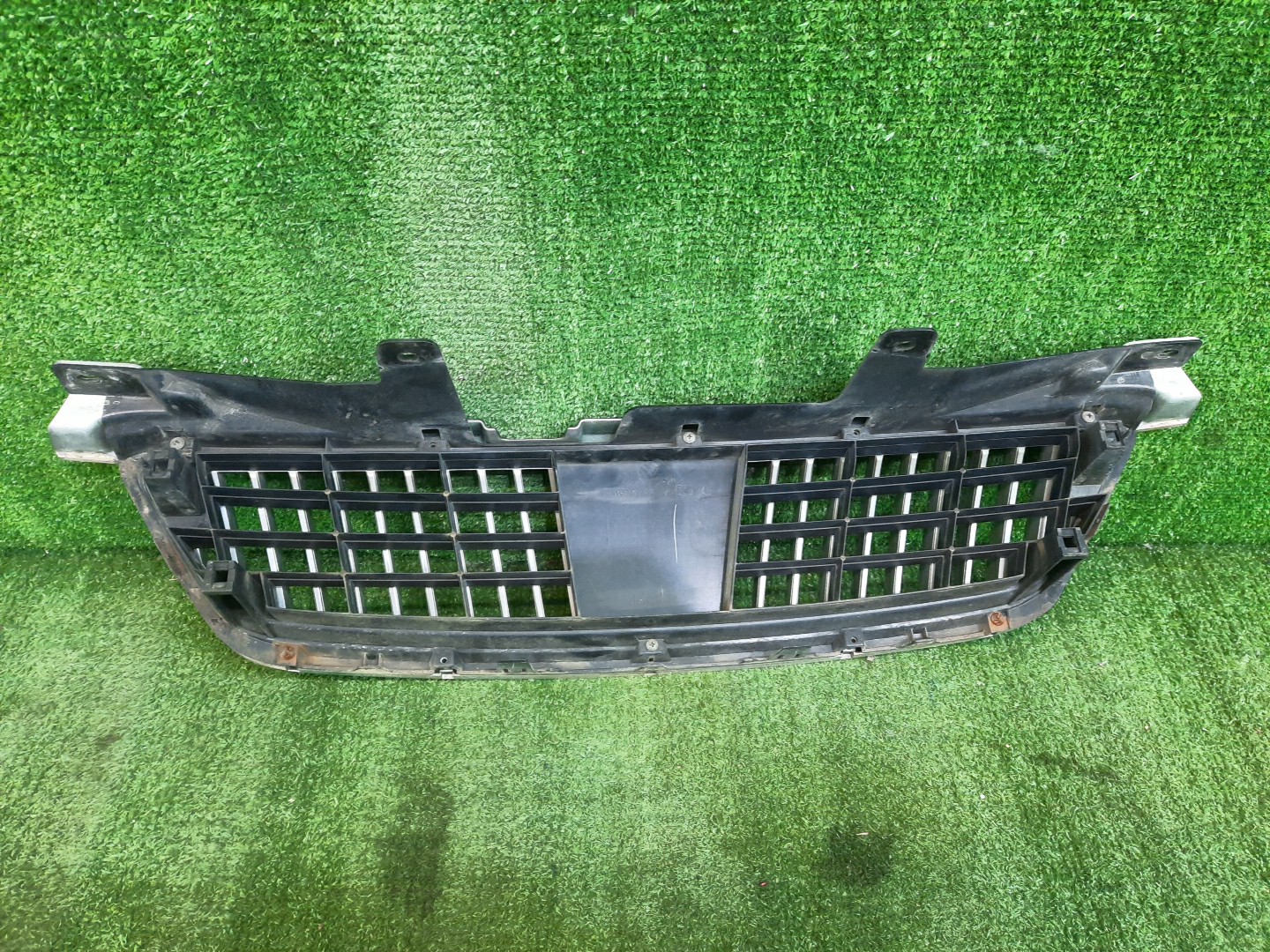 Решетка радиатора NISSAN BLUEBIRD SYLPHY G10, QG10, FG10, TG10, QNG10 62310-6N600 3 ракурс
