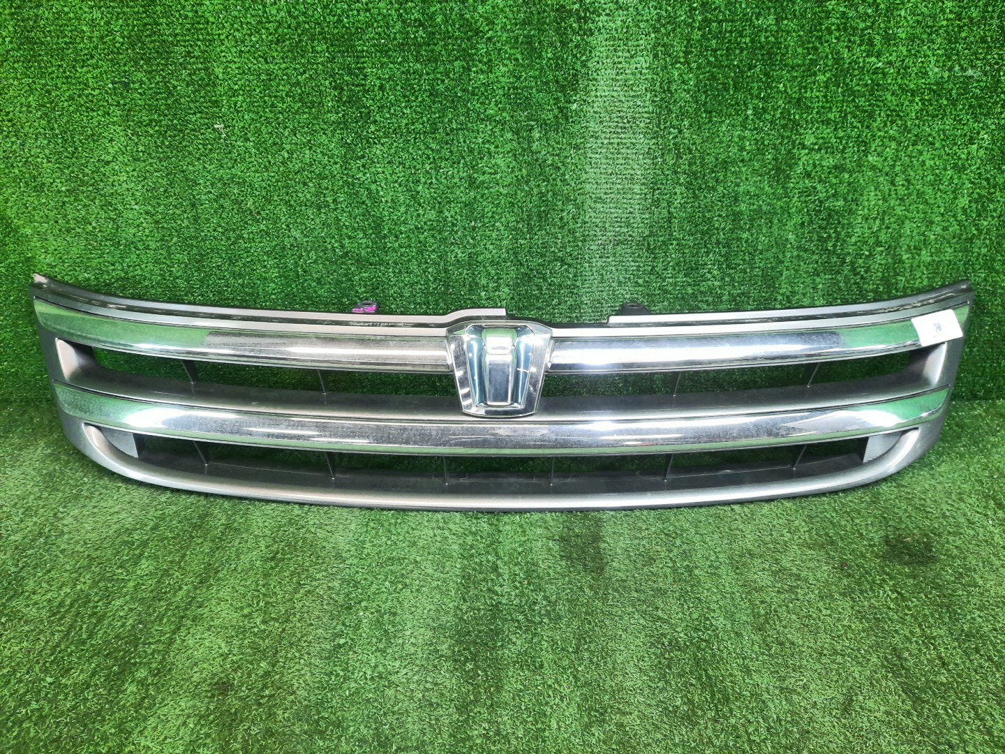 Решетка радиатора TOYOTA ISIS ZNM10, ZNM10W, ANM10, ANM10W, ANM15, ANM15W, ZGM10, ZGM10W, ZGM11, ZGM11W, ZGM15, ZGM15W, ANM10G, ZGM10G, ANM15G, ZNM10G, ZGM11G, ZGM15G 53101-44290 1 ракурс