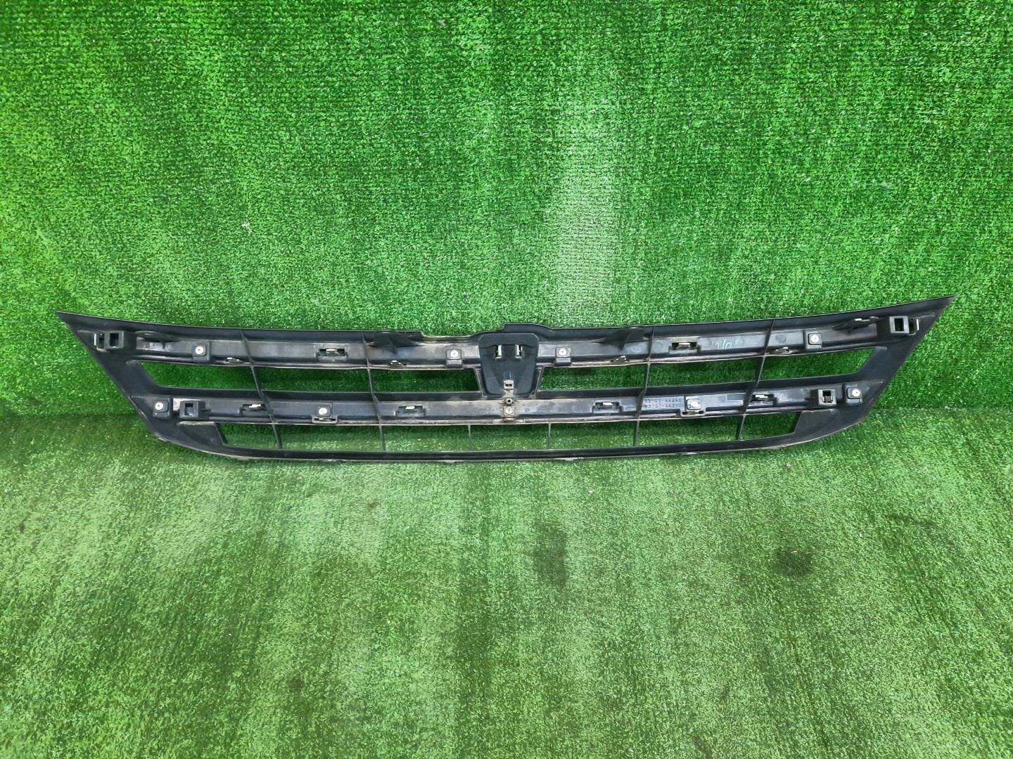 Решетка радиатора TOYOTA ISIS ZNM10, ZNM10W, ANM10, ANM10W, ANM15, ANM15W, ZGM10, ZGM10W, ZGM11, ZGM11W, ZGM15, ZGM15W, ANM10G, ZGM10G, ANM15G, ZNM10G, ZGM11G, ZGM15G 53101-44290 3 ракурс
