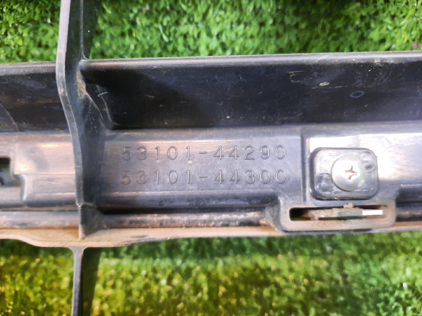Решетка радиатора TOYOTA ISIS ZNM10, ZNM10W, ANM10, ANM10W, ANM15, ANM15W, ZGM10, ZGM10W, ZGM11, ZGM11W, ZGM15, ZGM15W, ANM10G, ZGM10G, ANM15G, ZNM10G, ZGM11G, ZGM15G 53101-44290 4 ракурс
