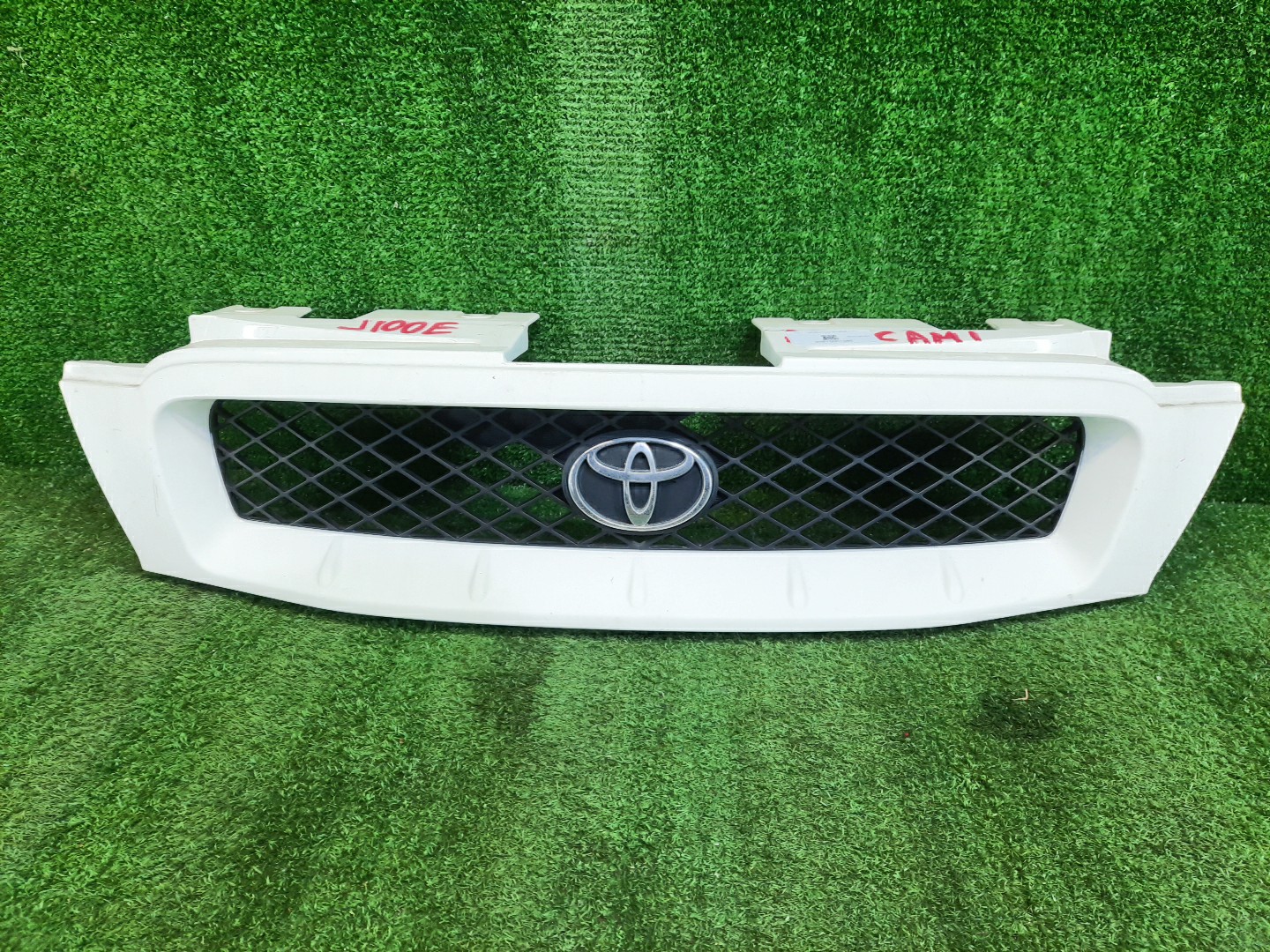 Решетка радиатора TOYOTA CAMI J100E, J102E, J122E 53111-87411 1 ракурс