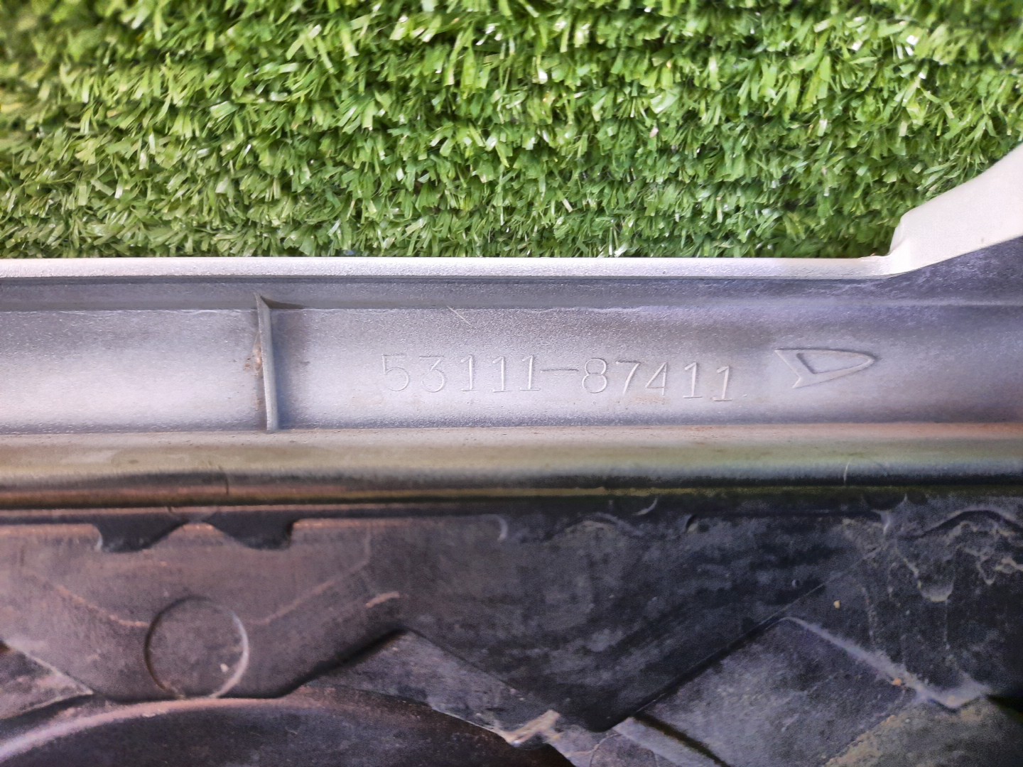 Решетка радиатора TOYOTA CAMI J100E, J102E, J122E 53111-87411 3 ракурс