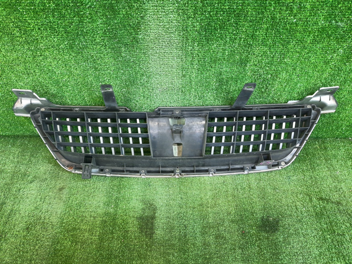Решетка радиатора NISSAN BLUEBIRD SYLPHY G10, QG10, FG10, TG10, QNG10 62310-8M400 2 ракурс