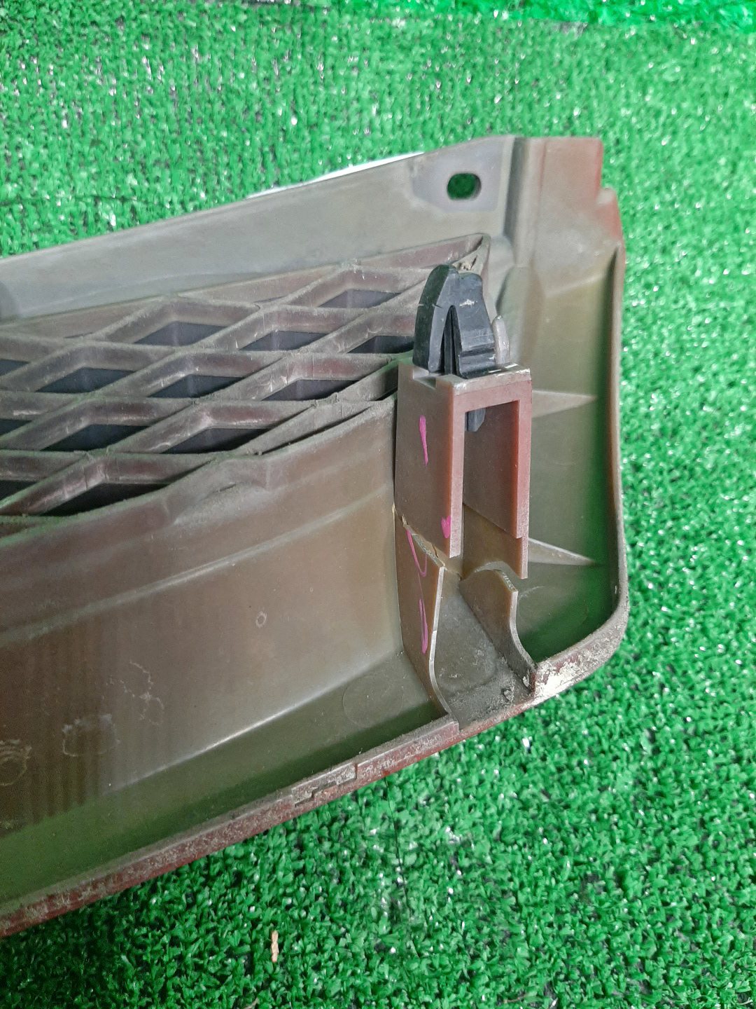 Решетка радиатора NISSAN WINGROAD Y11 62312-WD400 3 ракурс