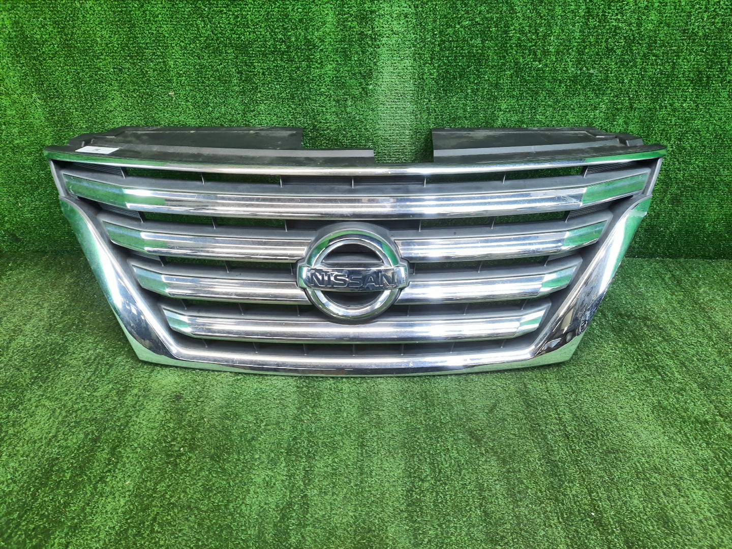 Решетка радиатора NISSAN SERENA C26 62310-3GS0A 1 ракурс Решетка радиатора NISSAN SERENA C26 62310-3GS0A 1 ракурс