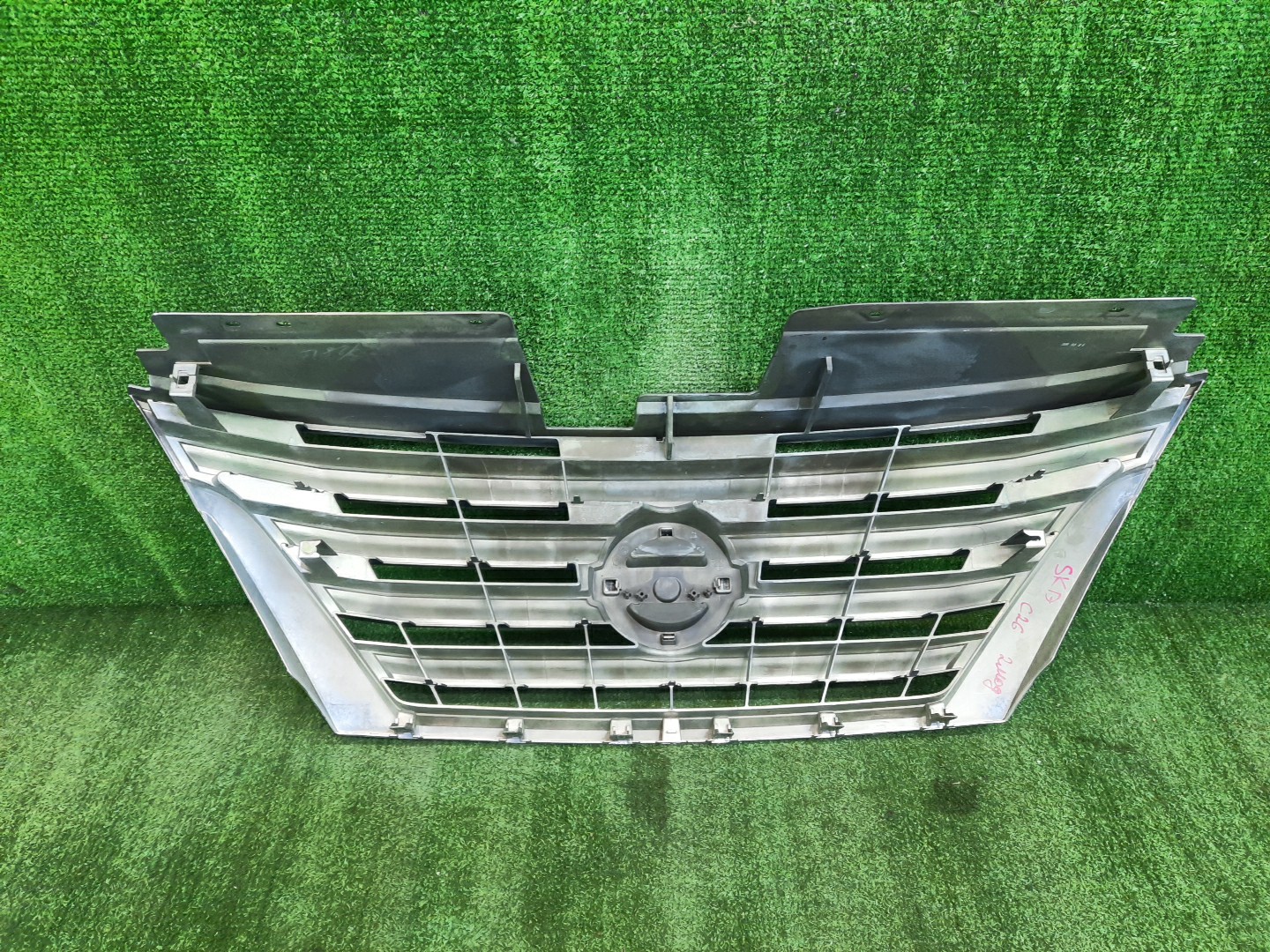 Решетка радиатора NISSAN SERENA C26 62310-3GS0A 2 ракурс Решетка радиатора NISSAN SERENA C26 62310-3GS0A 2 ракурс