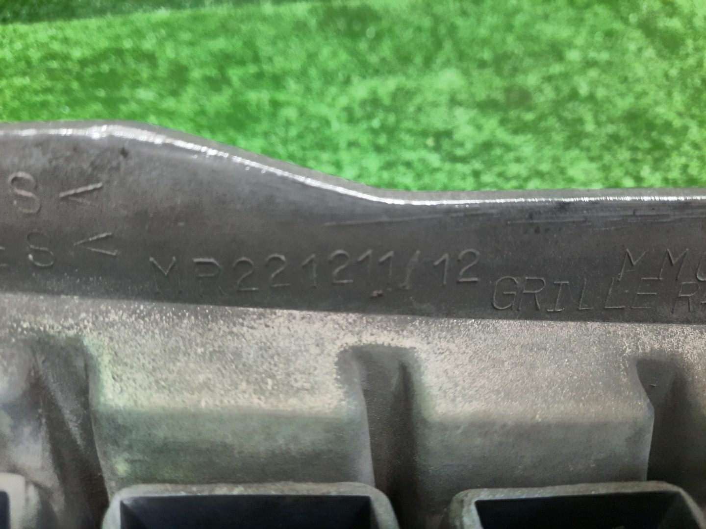 Решетка радиатора MITSUBISHI CHALLENGER, PAJERO SPORT K97WG, K99W, K96W, K94WG, K90, K97W, K94W MR221211 4 ракурс