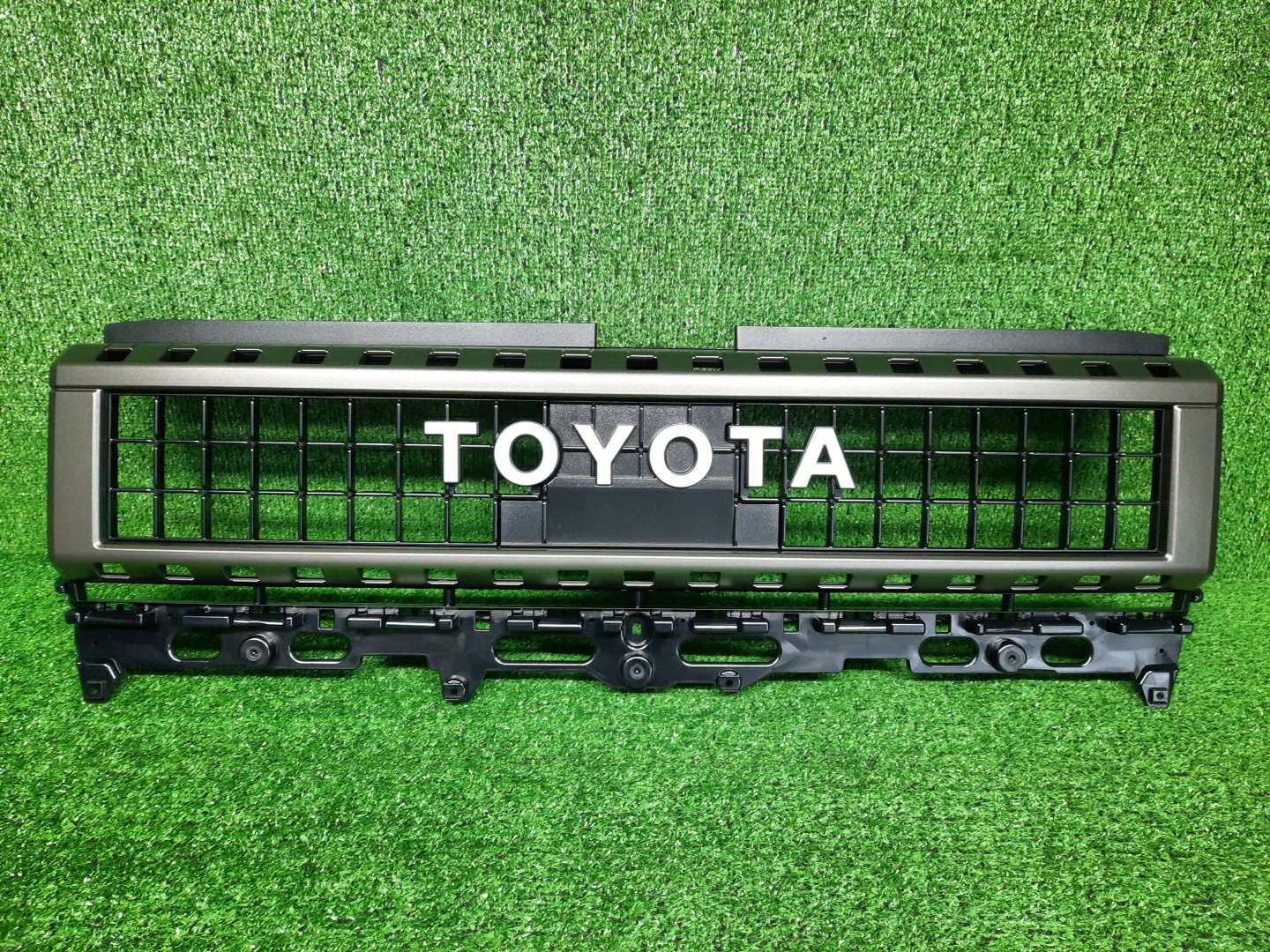 Решетка радиатора TOYOTA LAND CRUISER PRADO TRJ250 53101-60P50 1 ракурс