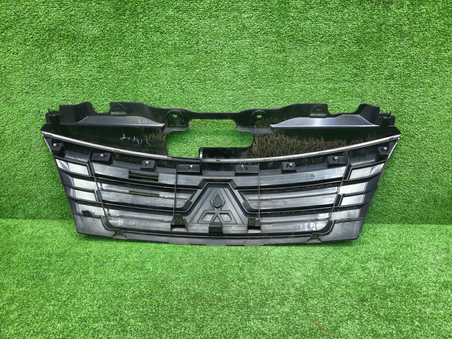 Решетка радиатора MITSUBISHI DELICA D3, NV200 BM20, M20 62310-3LP0A/62310-3LP0B 2 ракурс
