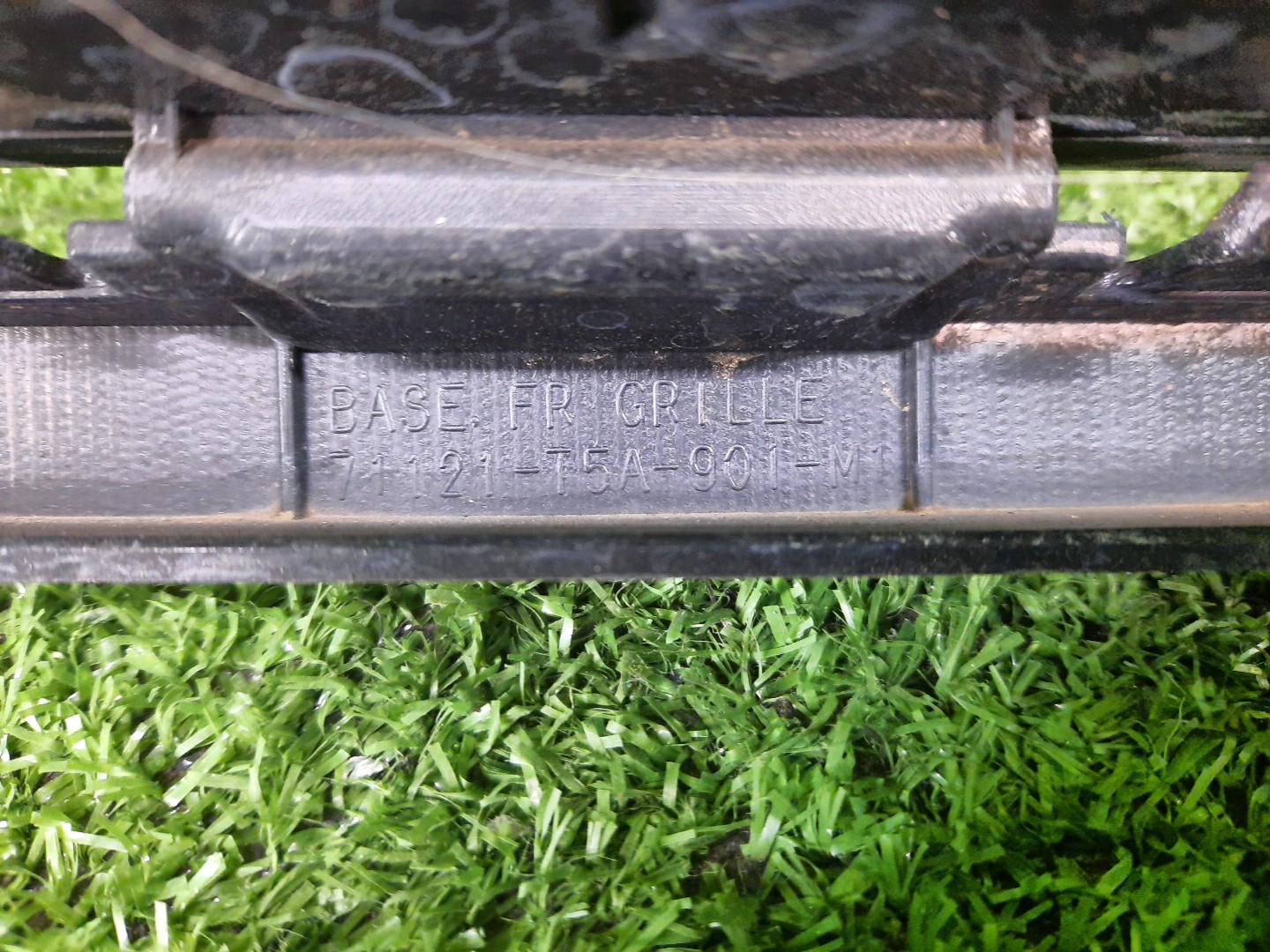 Решетка радиатора HONDA FIT GK6, GK3, GK5, GK4 71121-T5A-901-M1 3 ракурс