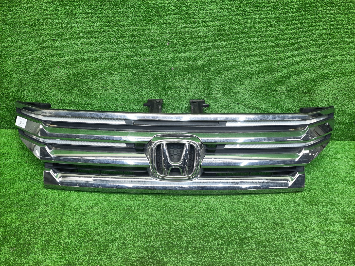 Решетка радиатора HONDA STEPWGN RK5 71123-SZW-N01-M1 1 ракурс Решетка радиатора HONDA STEPWGN RK5 71123-SZW-N01-M1 1 ракурс