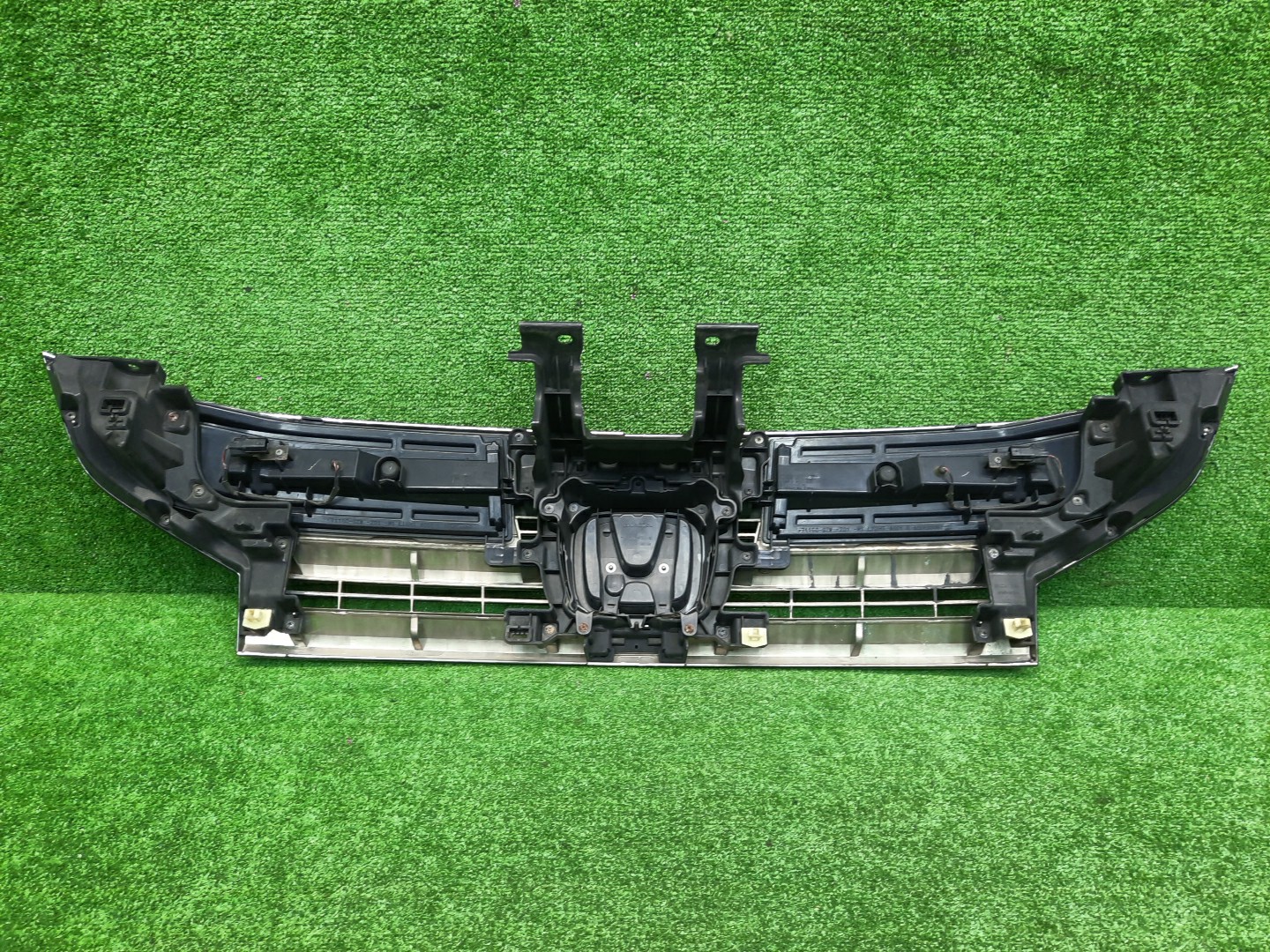 Решетка радиатора HONDA STEPWGN RK5 71123-SZW-N01-M1 2 ракурс