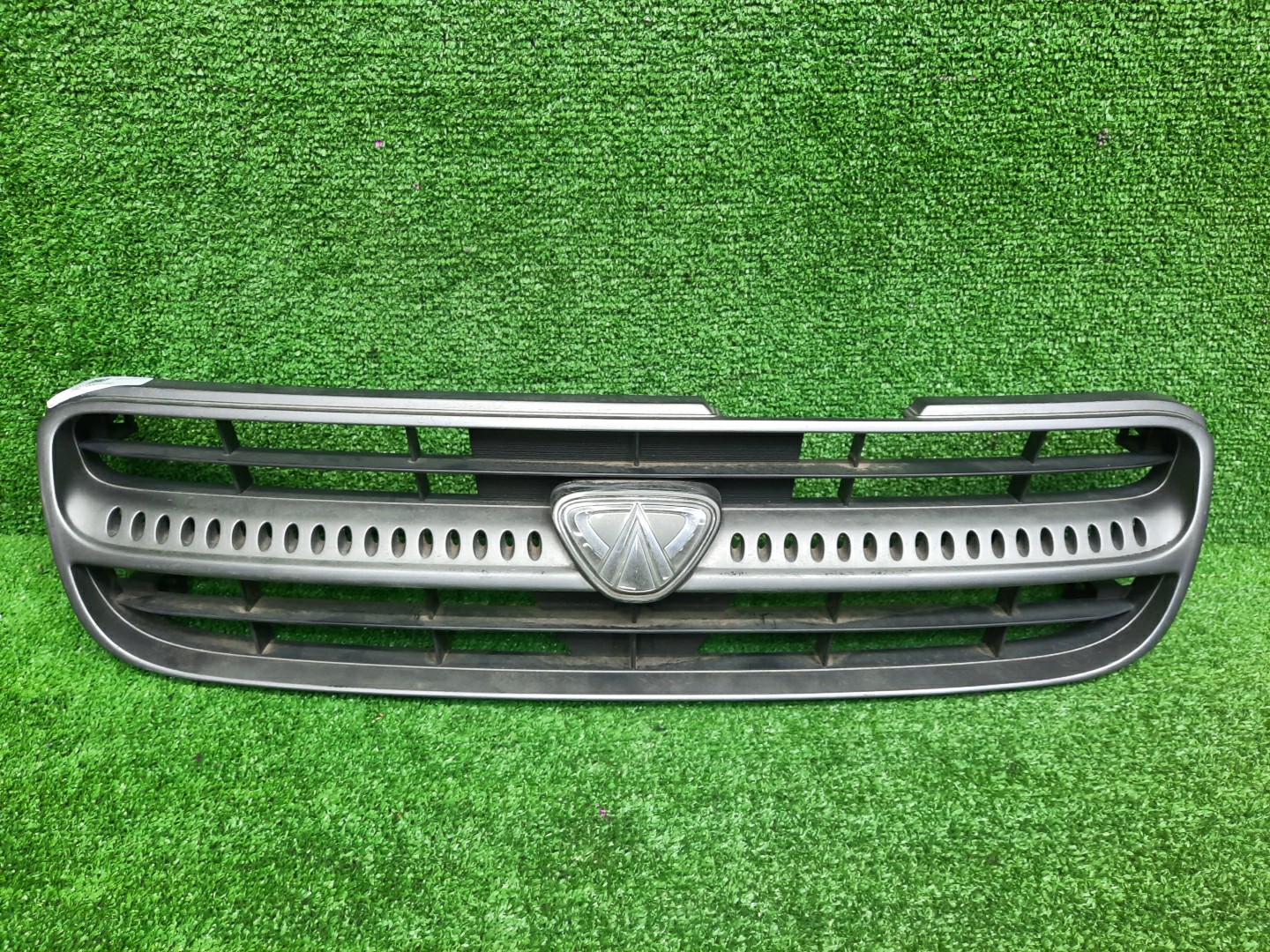 Решетка радиатора NISSAN AVENIR, EXPERT W11, PNW11, PW11, RW11, VW11, VNW11 62310-WA600 1 ракурс