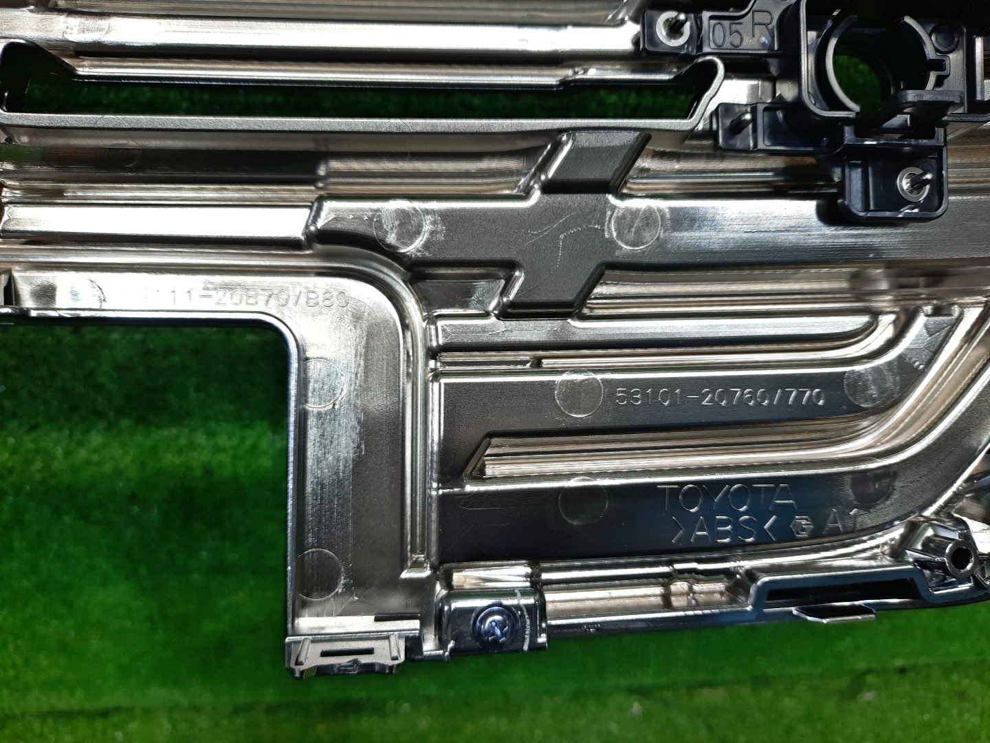 Решетка радиатора TOYOTA PREMIO ZRT265, ZRT260, NZT260, ZRT261 53101-20770 3 ракурс
