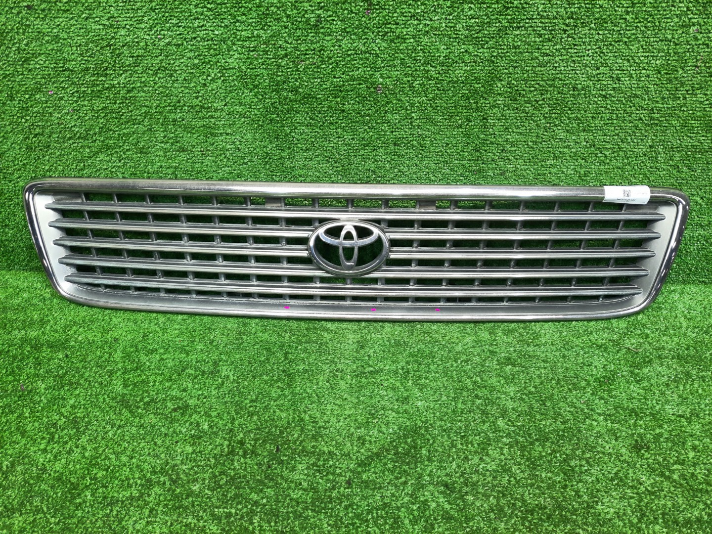 Решетка радиатора TOYOTA HIACE TRH102V, TRH112V, LH129V, YY101, KZH138V, KZH100G, KZH106G, LH100G, LH107G, LH119V, LH186, KZH120G, LH172V, LH106, LH113V, RZH101G, KZH116G, KZH126G, LH178V, RZH100G, LH109, RZH102V, LH103V, LH168V 53111-26130 1 ракурс