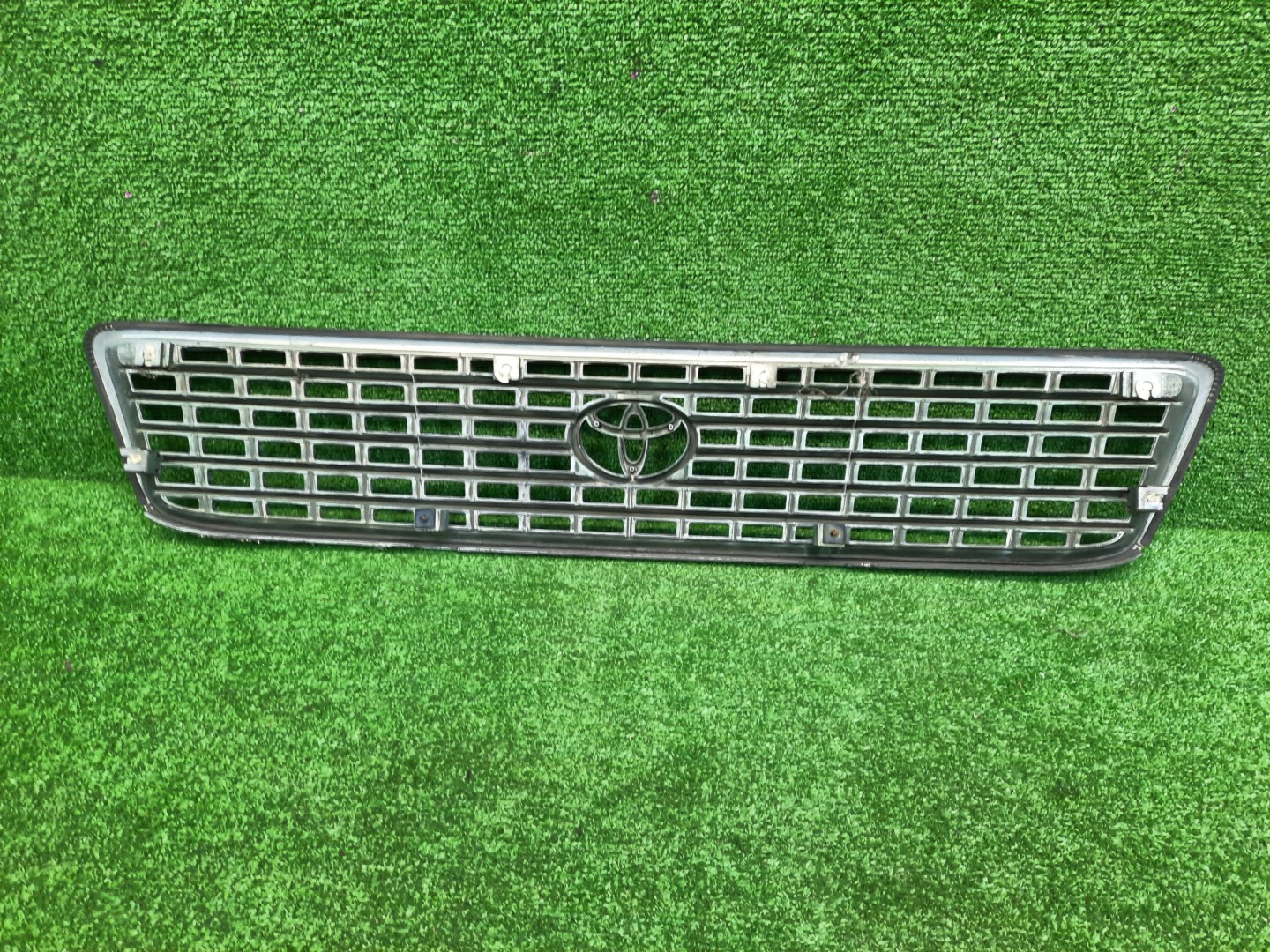 Решетка радиатора TOYOTA HIACE TRH102V, TRH112V, LH129V, YY101, KZH138V, KZH100G, KZH106G, LH100G, LH107G, LH119V, LH186, KZH120G, LH172V, LH106, LH113V, RZH101G, KZH116G, KZH126G, LH178V, RZH100G, LH109, RZH102V, LH103V, LH168V 53111-26130 3 ракурс