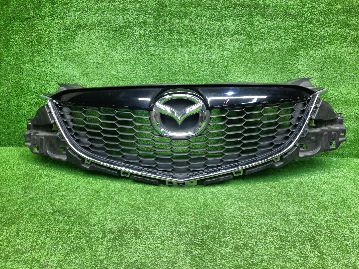 Решетка радиатора MAZDA CX-5 KE5AW, KE5FW, KEEAW, KEEFW, KE2AW, KE2FW KD45-50712 1 ракурс
