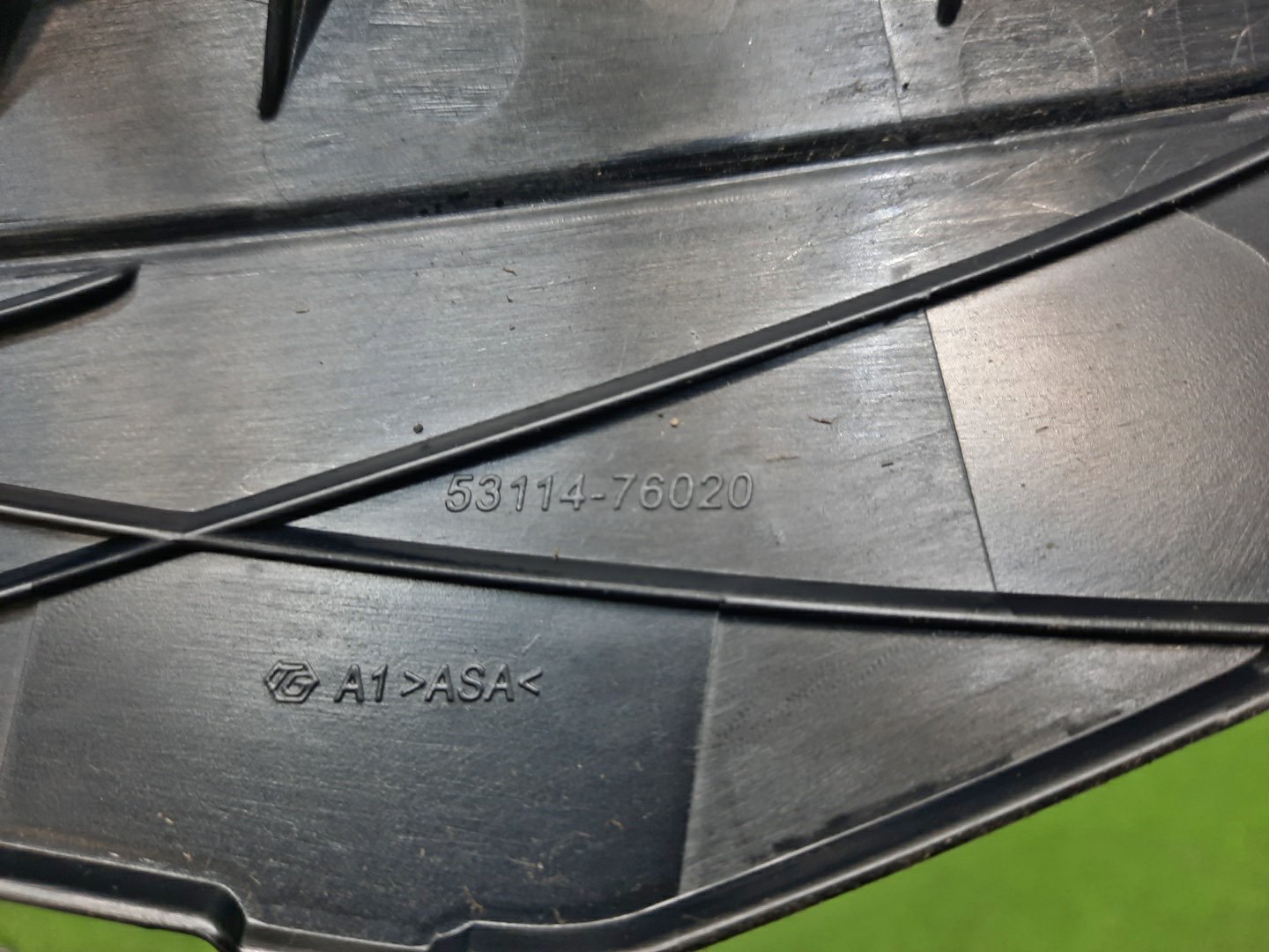 Решетка радиатора LEXUS UX250H MZAH10 53114-76020 3 ракурс