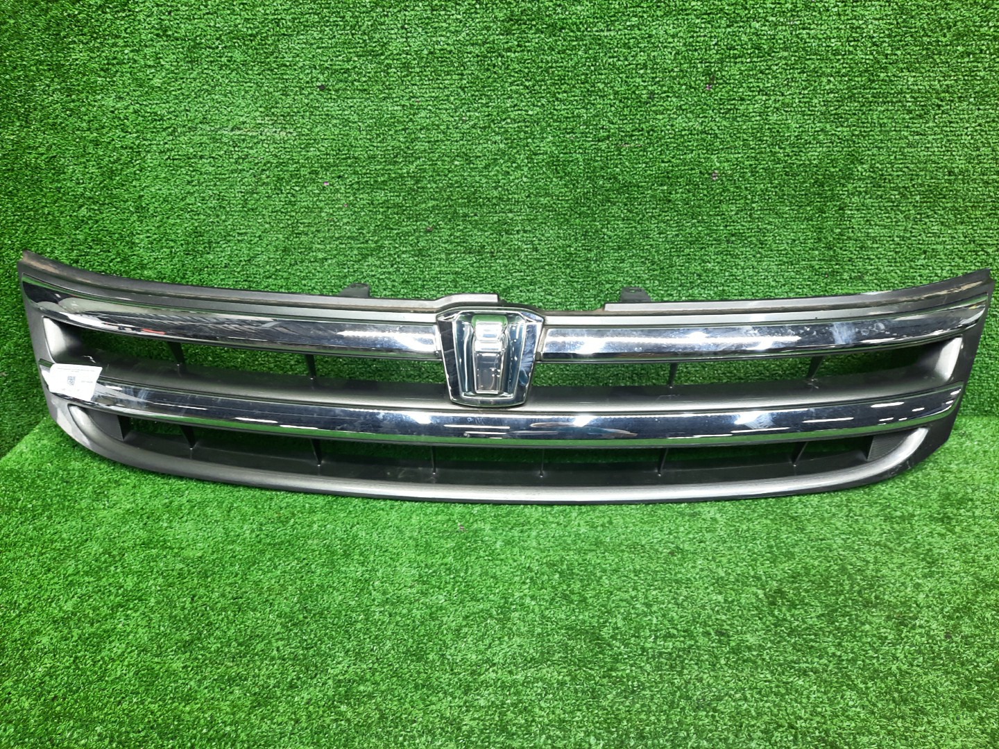 Решетка радиатора TOYOTA ISIS ZNM10, ZNM10W, ANM10, ANM10W, ANM15, ANM15W, ZGM10, ZGM10W, ZGM11, ZGM11W, ZGM15, ZGM15W, ANM10G, ZGM10G, ANM15G, ZNM10G, ZGM11G, ZGM15G 53101-44290 1 ракурс