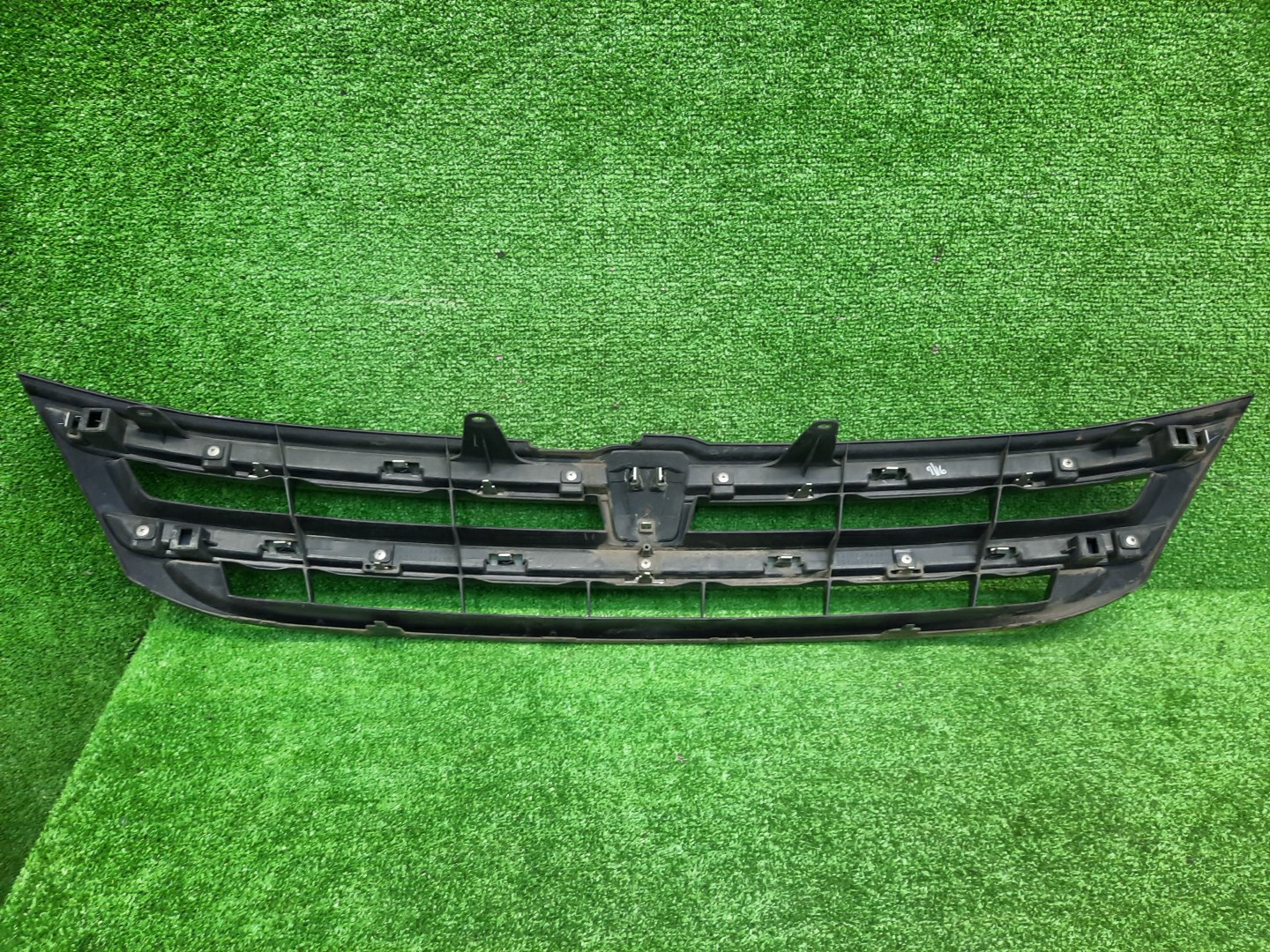 Решетка радиатора TOYOTA ISIS ZNM10, ZNM10W, ANM10, ANM10W, ANM15, ANM15W, ZGM10, ZGM10W, ZGM11, ZGM11W, ZGM15, ZGM15W, ANM10G, ZGM10G, ANM15G, ZNM10G, ZGM11G, ZGM15G 53101-44290 3 ракурс