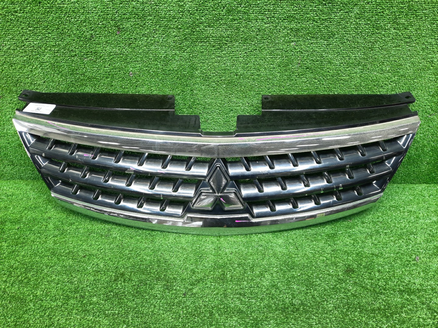 Решетка радиатора MITSUBISHI OUTLANDER CW4W, CW6W, CW5W 7450A460 1 ракурс