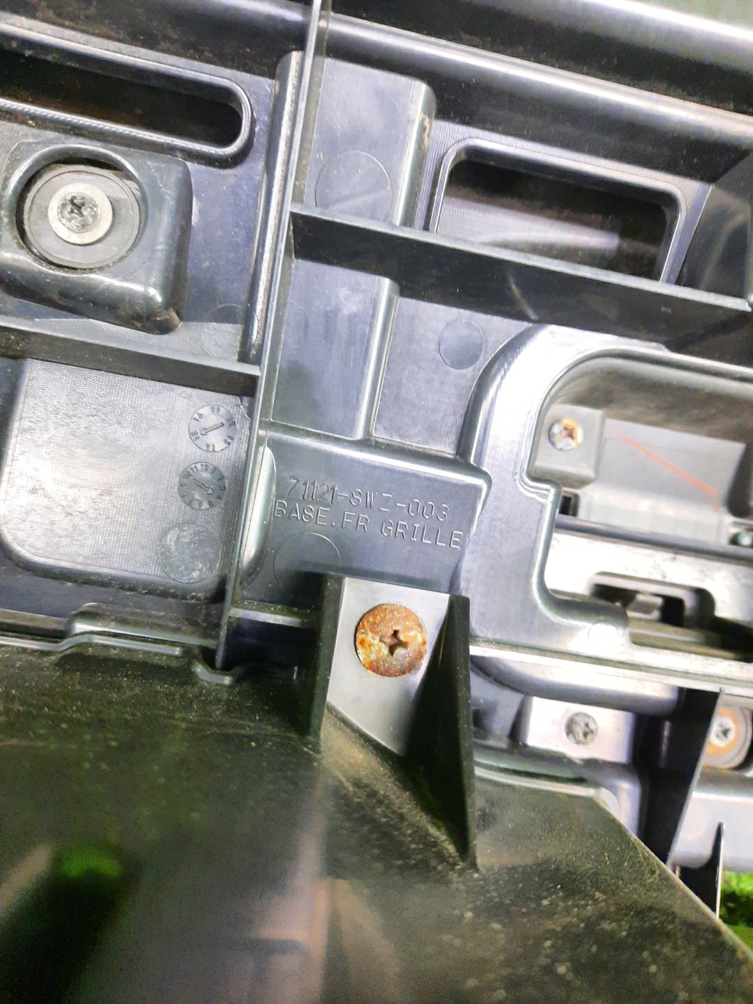 Решетка радиатора HONDA FREED SPIKE GP3 71121-SWZ-003 3 ракурс