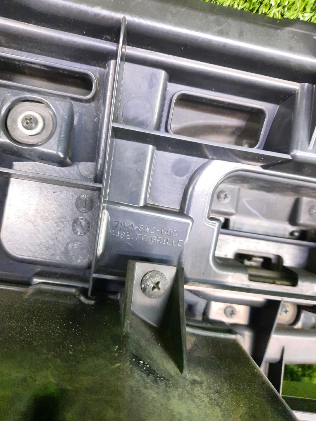 Решетка радиатора HONDA FREED SPIKE GP3 71121-SWZ-003 4 ракурс