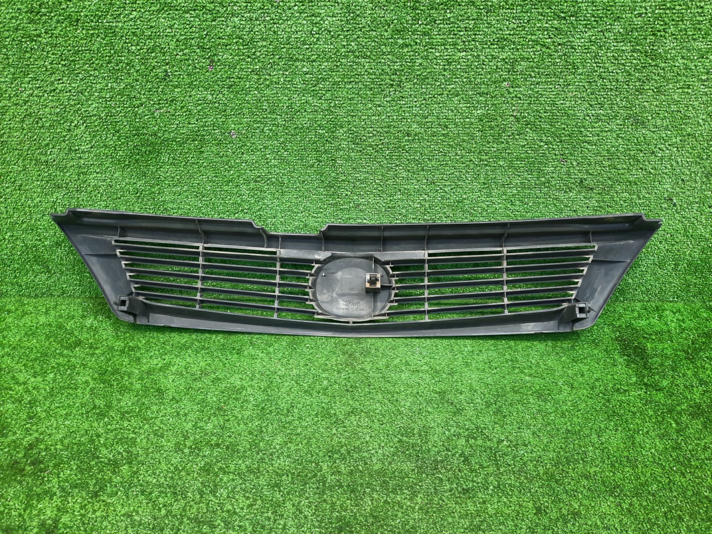 Решетка радиатора MAZDA FAMILIA, AD Y11 62311-WD260 2 ракурс