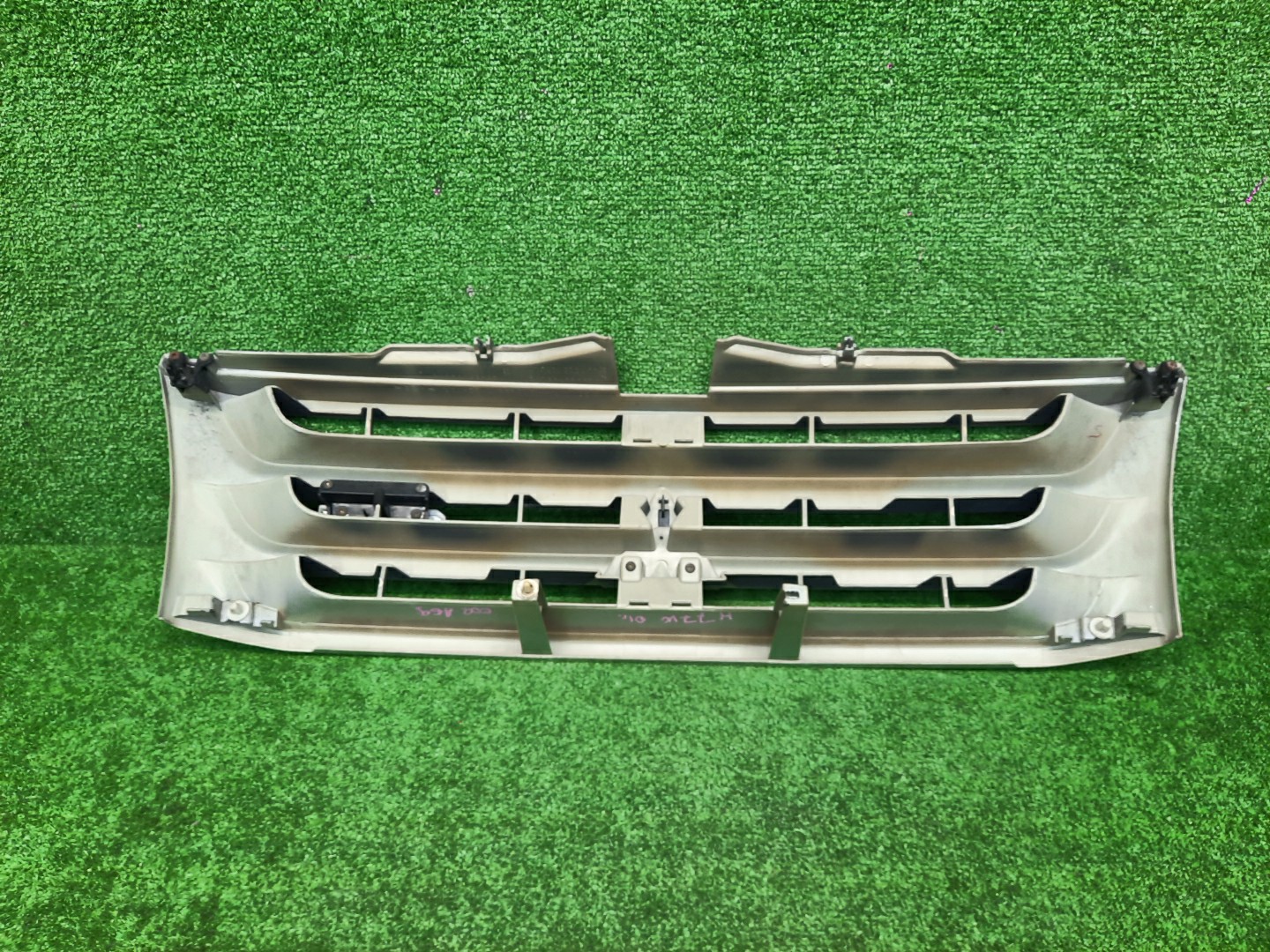 Решетка радиатора MITSUBISHI PAJERO IO H76W, H66W, H67W, H77W MR511943 4 ракурс Решетка радиатора MITSUBISHI PAJERO IO H76W, H66W, H67W, H77W MR511943 4 ракурс
