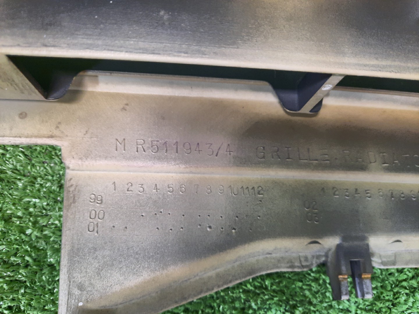 Решетка радиатора MITSUBISHI PAJERO IO H76W, H66W, H67W, H77W MR511943 5 ракурс