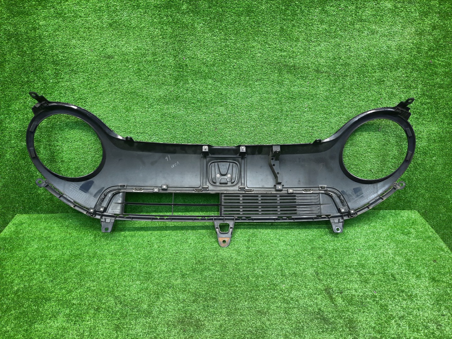Решетка радиатора HONDA N-ONE JG1 71122-T4G-00 2 ракурс Решетка радиатора HONDA N-ONE JG1 71122-T4G-00 2 ракурс