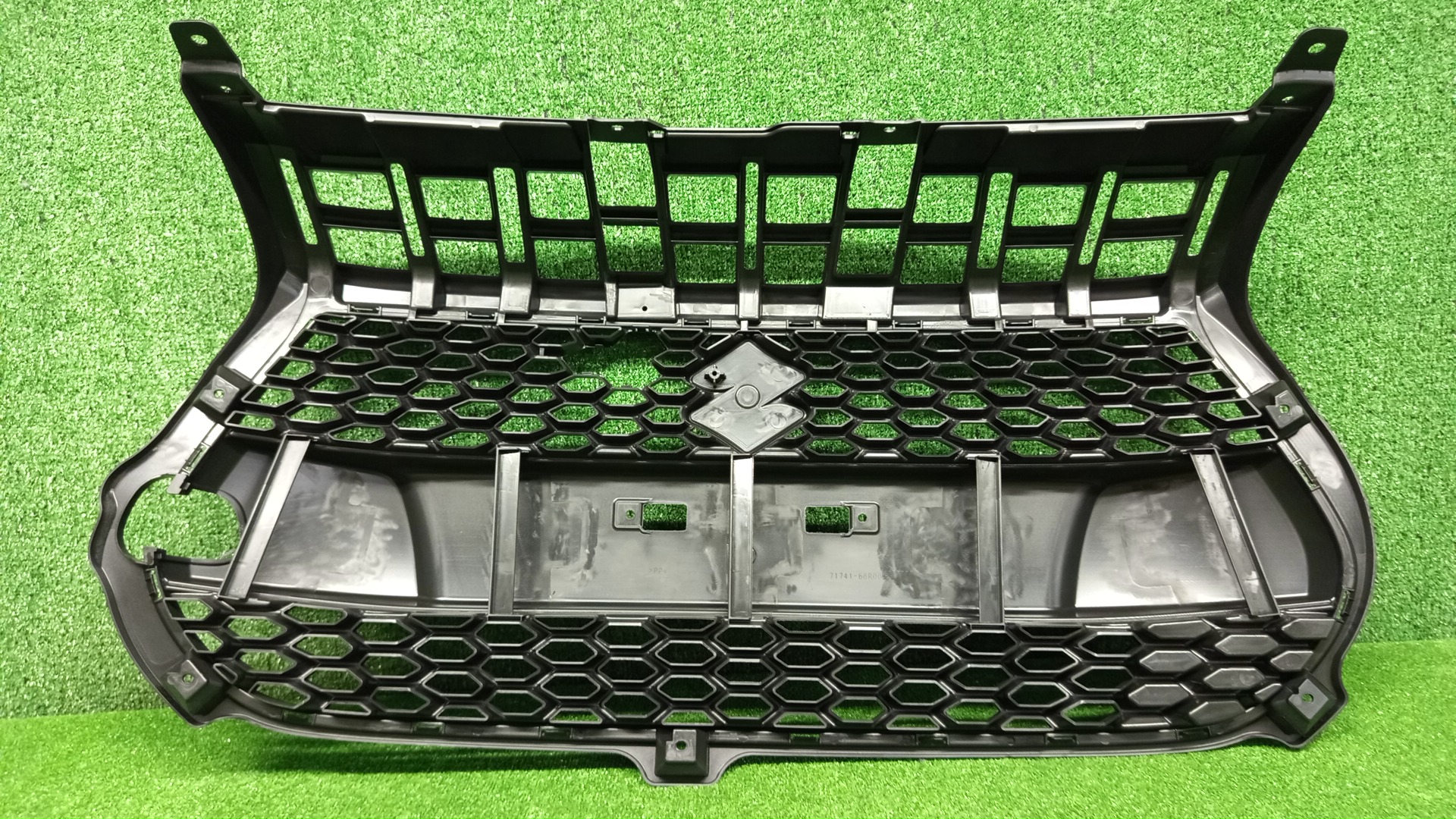 Решетка радиатора SUZUKI SWIFT ZC33S 71741-68R00-5PK 2 ракурс