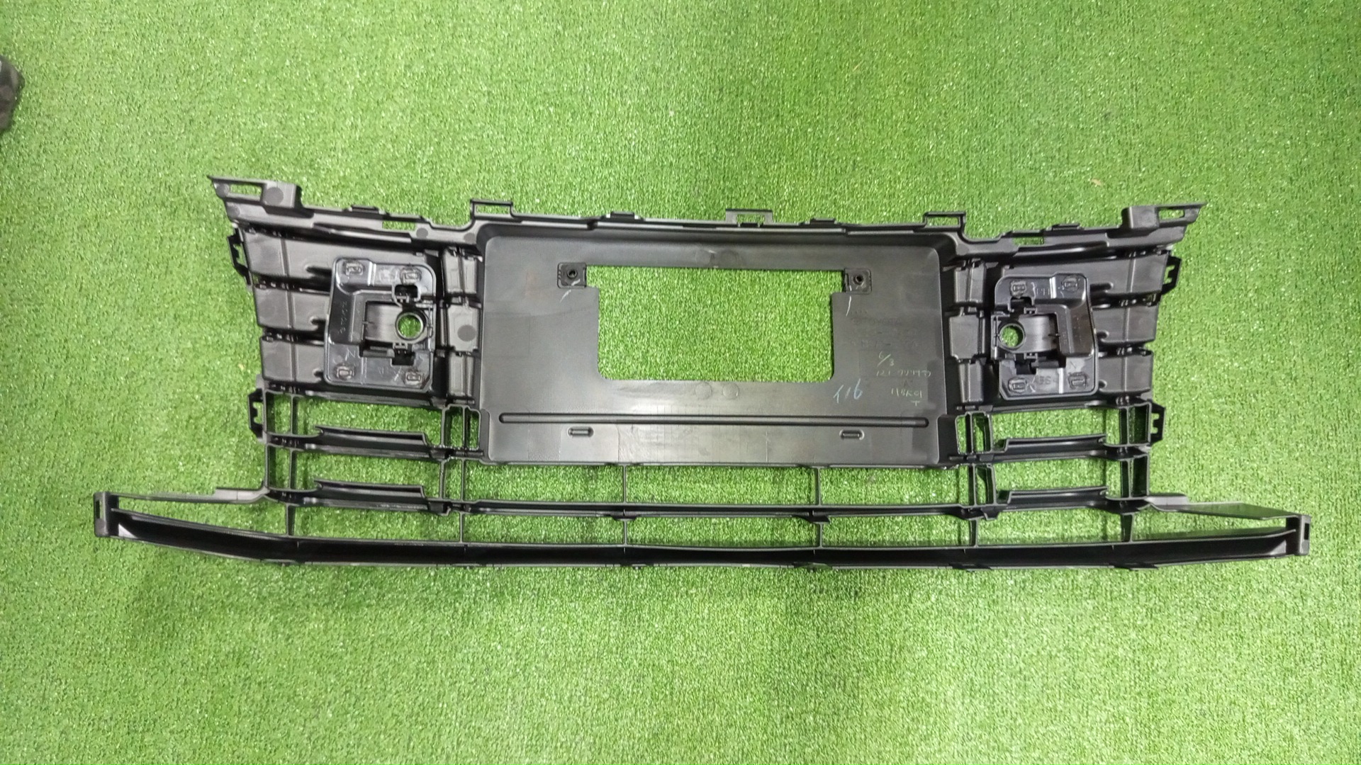 Решетка радиатора TOYOTA CROWN AWS210 53113-30430 2 ракурс