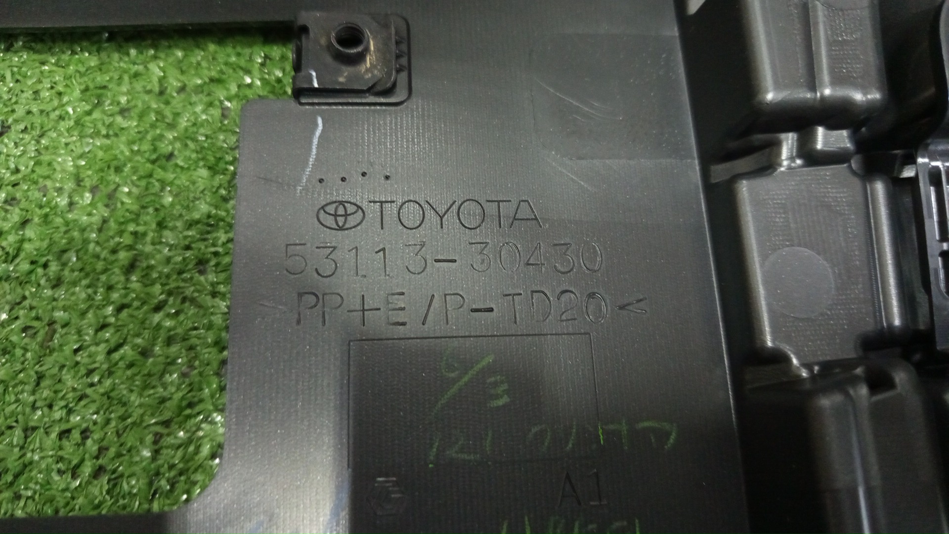 Решетка радиатора TOYOTA CROWN AWS210 53113-30430 3 ракурс
