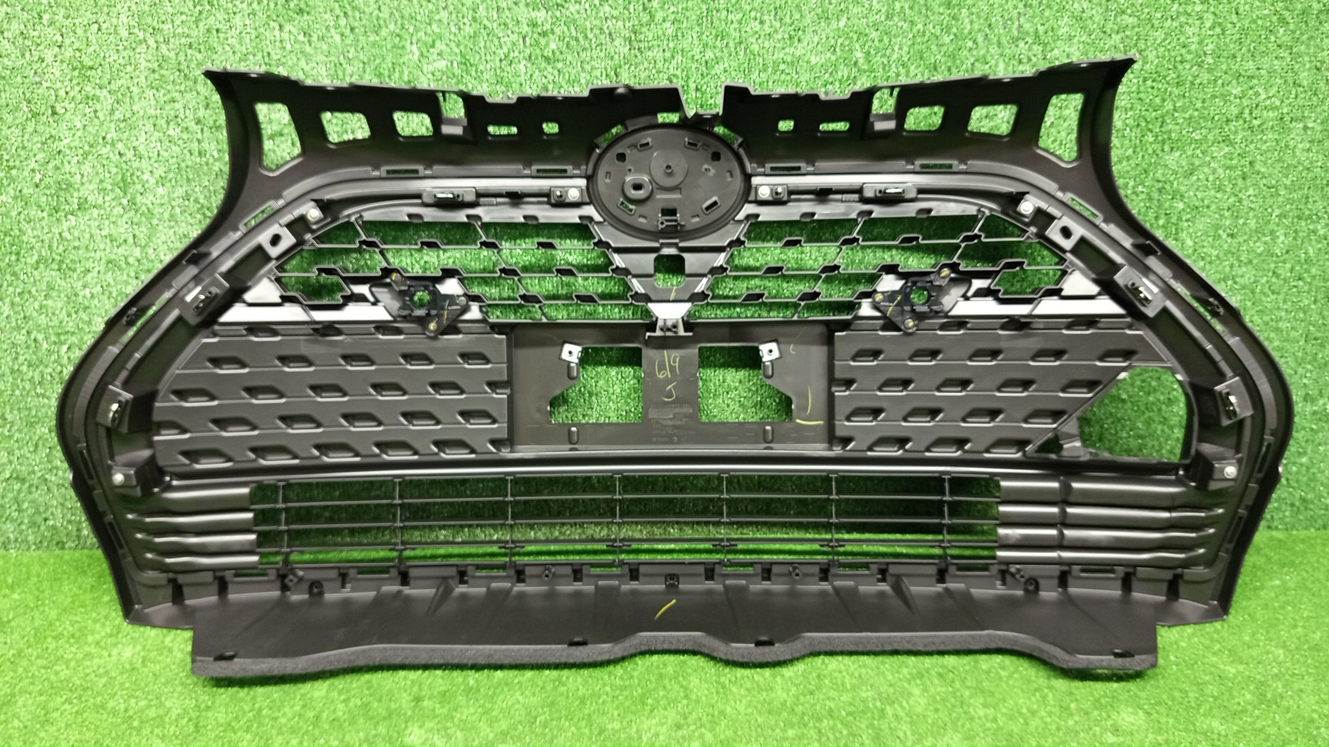 Решетка радиатора TOYOTA SIENTA NSP172G, NSP170G, NCP175G, NHP170G 53101-52700 2 ракурс Решетка радиатора TOYOTA SIENTA NSP172G, NSP170G, NCP175G, NHP170G 53101-52700 2 ракурс