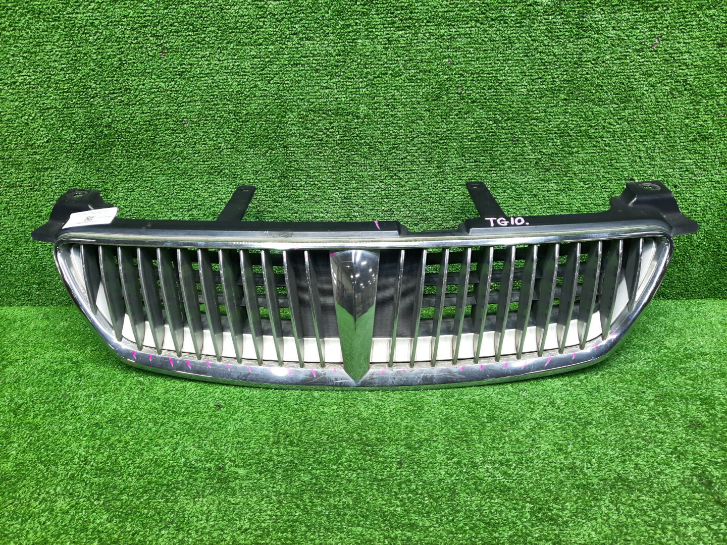 Решетка радиатора NISSAN BLUEBIRD SYLPHY G10, QG10, FG10, TG10, QNG10 62310-8M400 1 ракурс