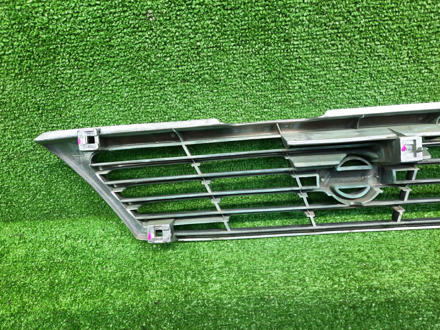 Решетка радиатора NISSAN SUNNY B14 62310-0M000 3 ракурс