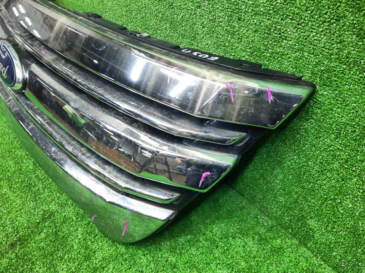 Решетка радиатора FORD EXPLORER U502 BB53-8200 2 ракурс Решетка радиатора FORD EXPLORER U502 BB53-8200 2 ракурс