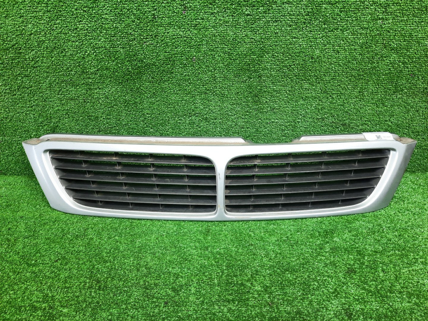 Решетка радиатора NISSAN BLUEBIRD SU14, QU14, ENU14, HU14, HNU14, EU14 62310-8E000 1 ракурс